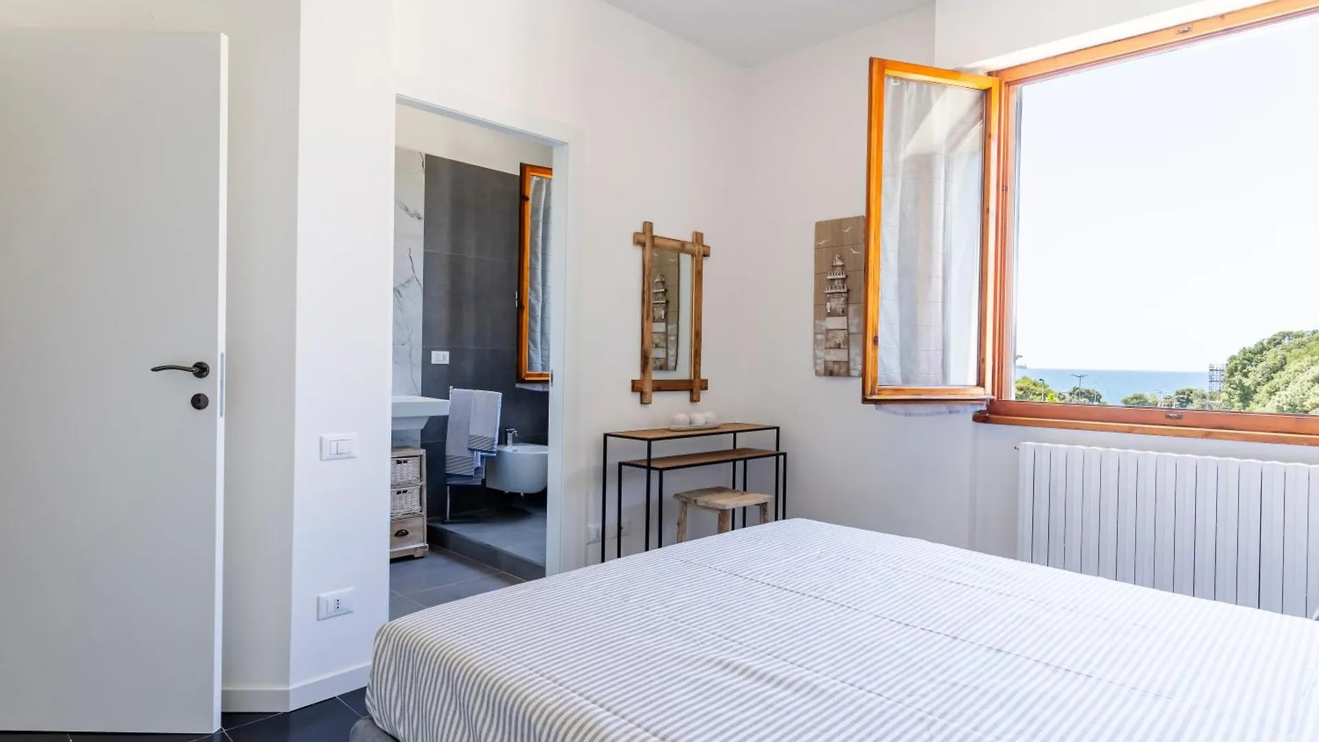 Livorno Sea View Flat W/ Balconies Near The Beach!